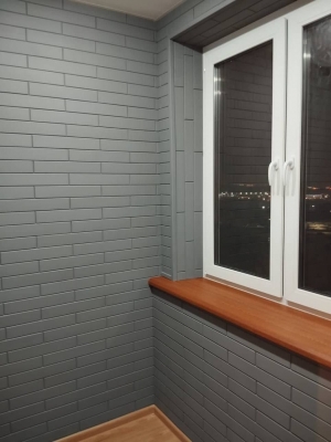 Теплое остекление и стильная отделка балкона в Митино фото