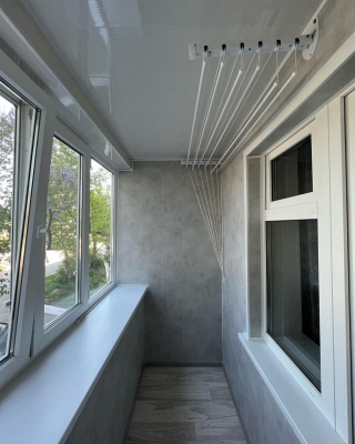 Отделка балкона с теплым остеклением REHAU фото